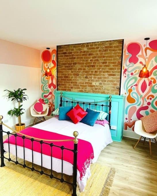 Colourful In Margate Apartment *
